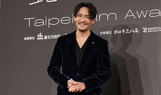 张震出席第23届台北电影奖 墨绿西服彰显成熟型男风范