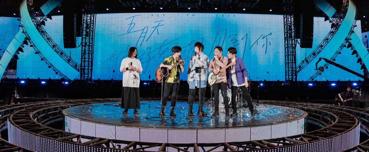 万千歌迷齐聚鸟巢携手五月天 巨大的北京鸟巢承载了五位憨人最倔强的音乐梦