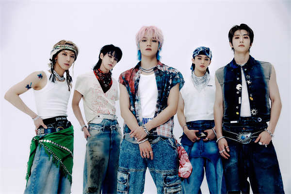 NCT以新曲《Baggy Jeans》引领表演的新世界，不同