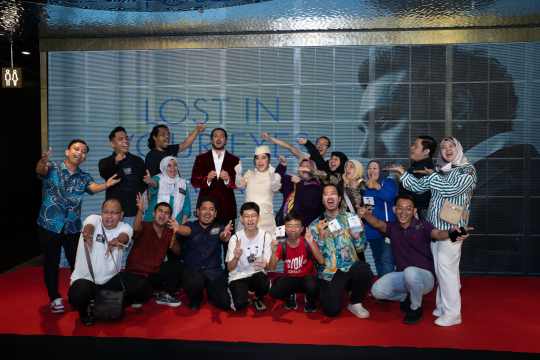 何超携Iman新马宣传 新片《拾荒法师2》将开拍